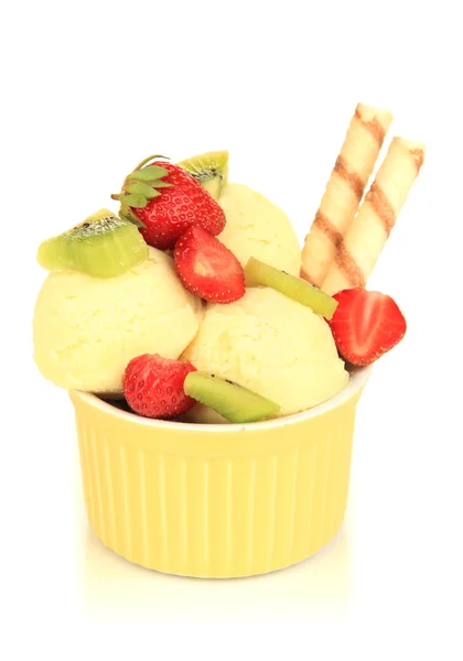 Delicioso helado con frutas y bayas en un tazón aislado en blanco —  Fotos de Stock