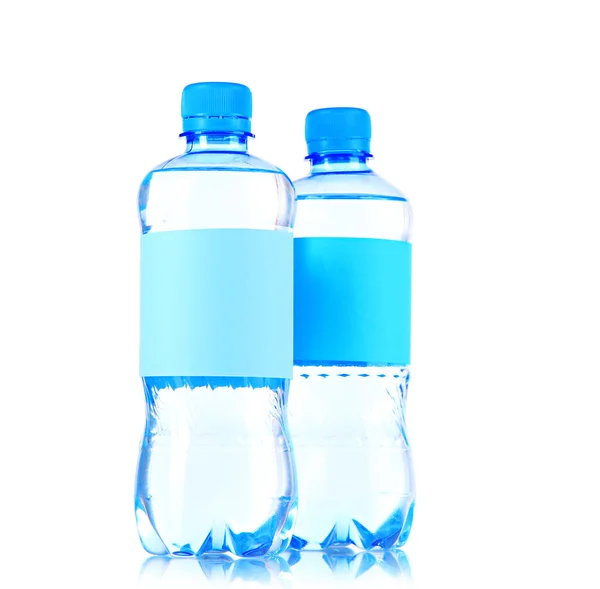 Beyaz üzerine izole su şişeleri — Stok fotoğraf