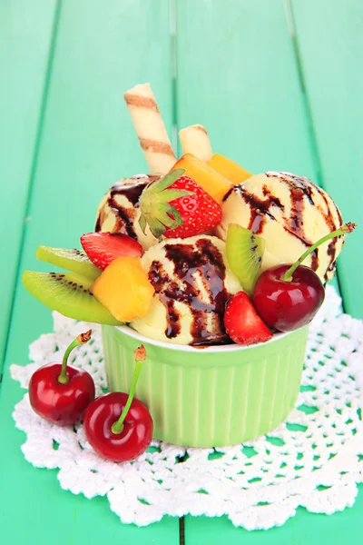 Смачне морозиво з фруктами та ягодами в мисці на дерев'яному столі — стокове фото