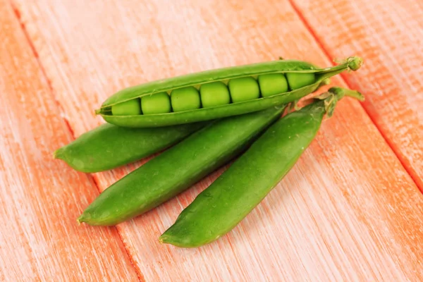 Guisantes verdes dulces sobre fondo de madera — Foto de Stock