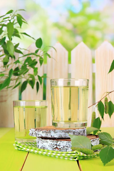 Окуляри березового соку на зеленому дерев'яному столі — стокове фото