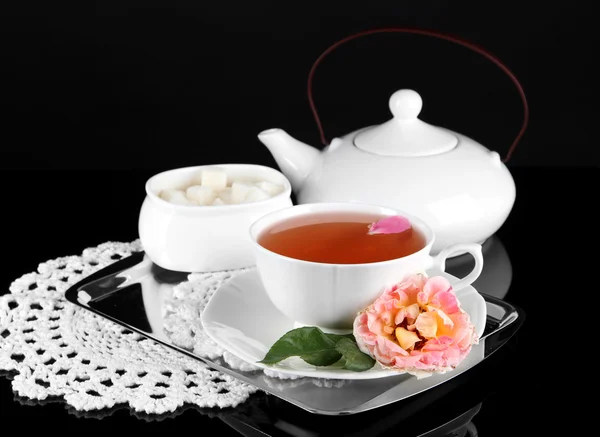 Waterkoker en kopje thee uit de thee steeg op metalen lade op servet zwarte achtergrond — Stockfoto