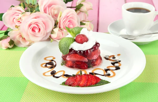 Вкусный желейный десерт со свежими ягодами, на цветном деревянном фоне — стоковое фото