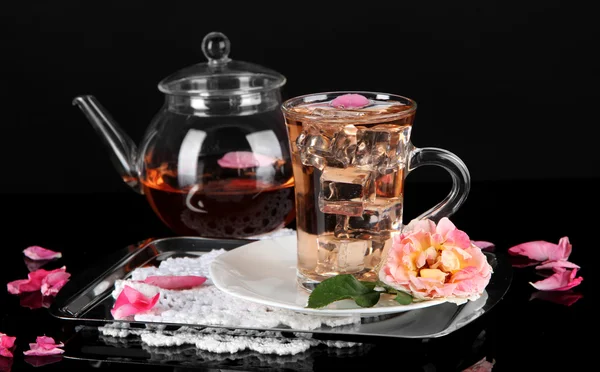 Bouilloire tasse de thé glacé de thé rose sur plateau métallique sur serviette sur fond noir — Photo