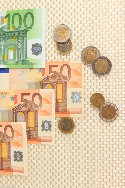 Euro-Banknoten und Eurocent auf beigem Hintergrund — Stockfoto