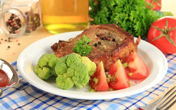 Stekt köttbit på plattan på träbord närbild — Stockfoto