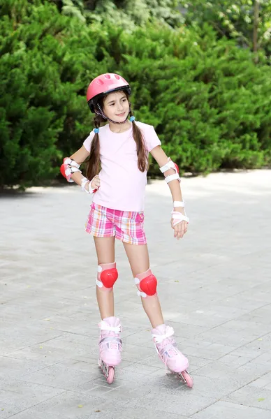 Malá holčička v kolečkové brusle v parku — Stock fotografie