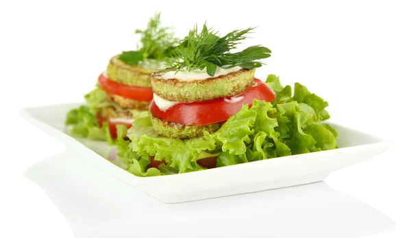 Sabroso tueste de médula y rodajas de tomate con hojas de ensalada, aislado en blanco — Foto de Stock