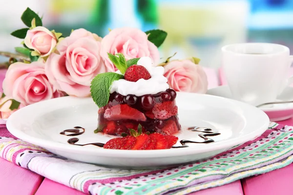 Вкусный желейный десерт со свежими ягодами, на ярком фоне — стоковое фото