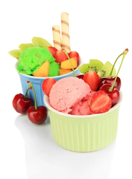 Delizioso gelato con frutta e bacche in ciotola isolato su bianco — Foto Stock