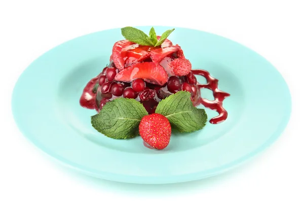 Вкусный желейный десерт со свежими ягодами, изолированный на белом — стоковое фото