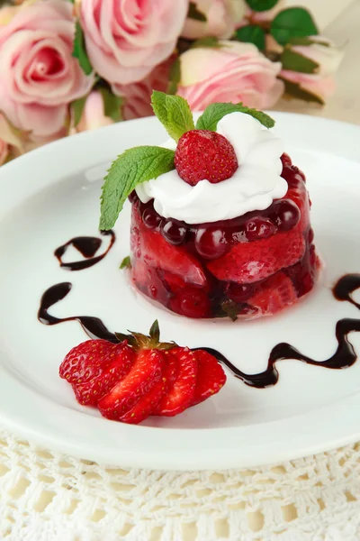 Sabroso postre de gelatina con bayas frescas, sobre fondo de madera de color — Foto de Stock