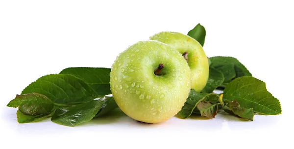 Sappige groene appels met bladeren, geïsoleerd op wit — Stockfoto