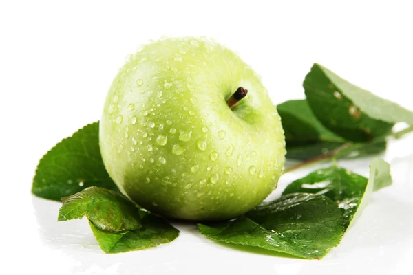 Saftigt grönt äpple med blad, isolerad på vit — Stockfoto