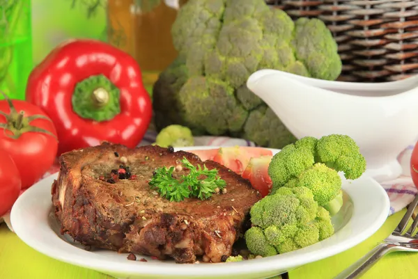 Trozo de carne frita en el plato en la mesa de madera de cerca —  Fotos de Stock