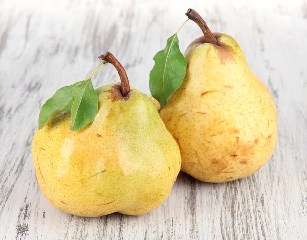 Juicy pears on table close-up — Stock Photo, Image