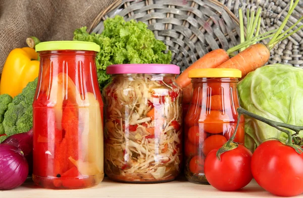 Légumes frais et en conserve sur la table close up — Photo