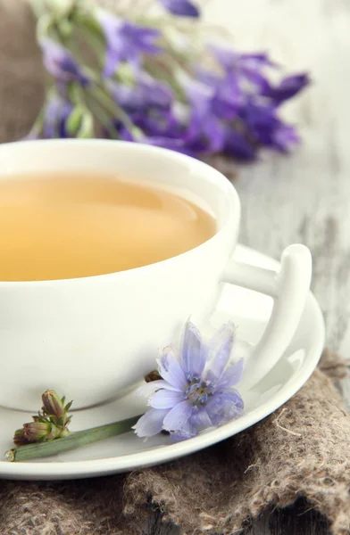 Tasse Tee mit Chicorée, auf Holzgrund — Stockfoto