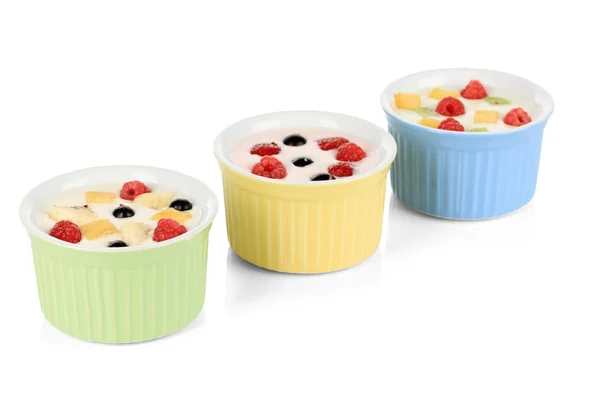 Delizioso yogurt con frutta isolata su bianco — Foto Stock