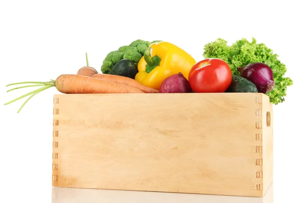 Färska grönsaker i trälådor på vit bakgrund — Stockfoto