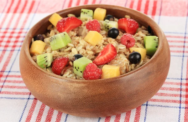 Farinha de aveia com frutos close-up — Fotografia de Stock