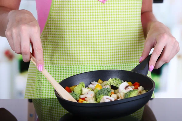 料理の台所で鍋に野菜のラグーの手 — ストック写真