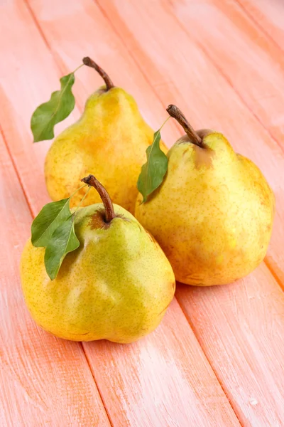 Juicy pears on table close-up — Stock Photo, Image