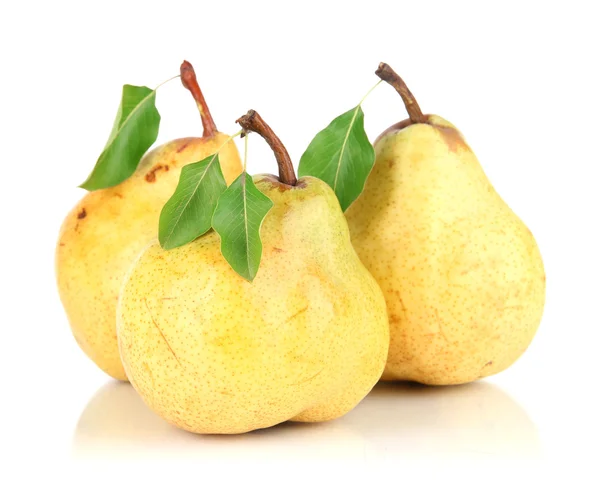 Saftiga päron isolerad på vit — Stockfoto