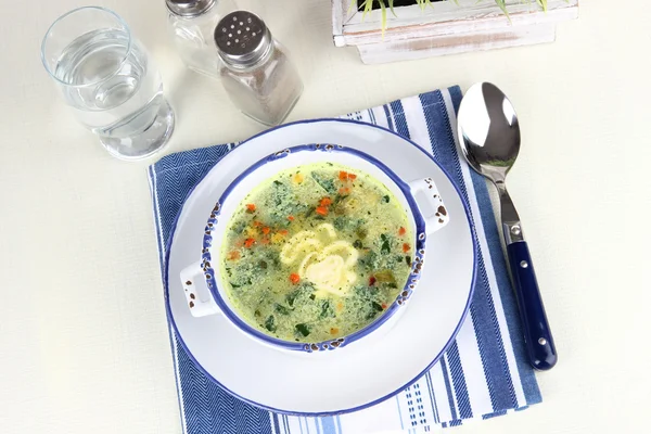 Soppa i plattan på servett på bordet — Stockfoto
