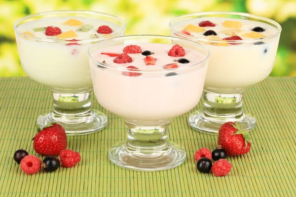 Heerlijke yoghurt met fruit op tafel op lichte achtergrond Stockfoto