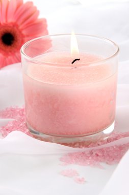 çiçek beyaz kumaş üzerine ile güzel mum yakın çekim