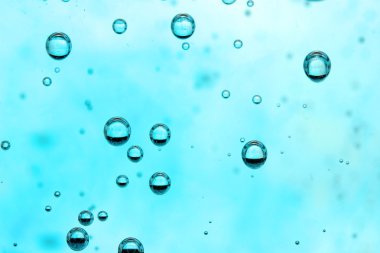 su dalgası üzerinde beyaz izole