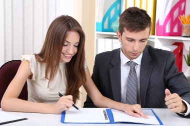 birlikte ofisinde çalışan iş arkadaşları