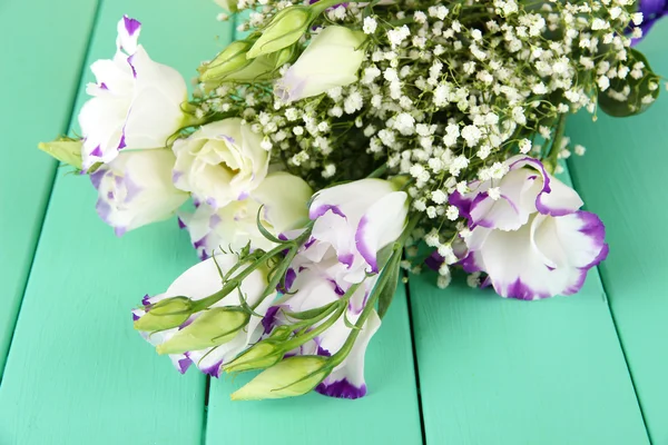 Bouquet de fleurs d'eustomie sur fond de bois de couleur — Photo