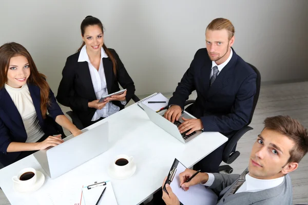 Grupo de empresas que se reúnen — Foto de Stock