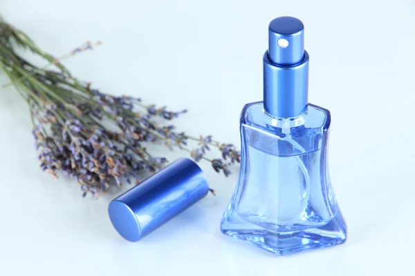 Profumo in bottiglia e lavanda isolato su bianco — Foto Stock