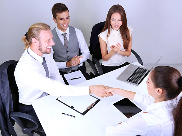 Grupo de empresas que se reúnen — Foto de Stock