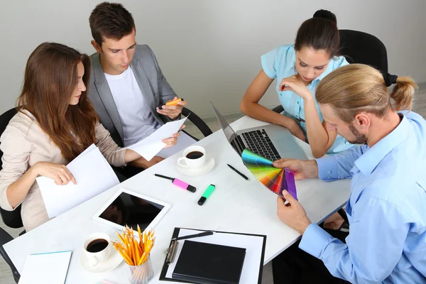 Business team che lavorano insieme al loro progetto in ufficio — Foto Stock