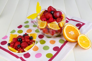 nuttige fruitsalade in glas cup en kom op houten tafel close-up