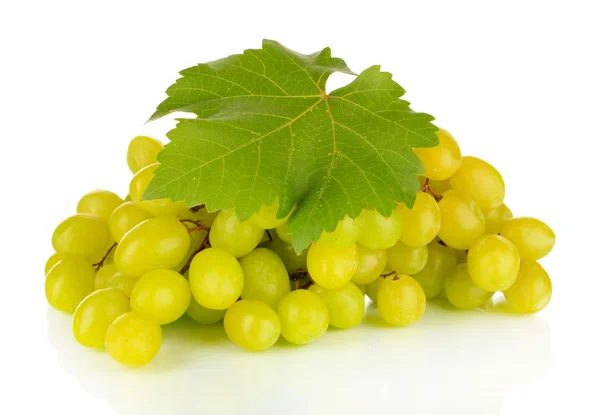 Uvas maduras deliciosas aisladas en blanco —  Fotos de Stock