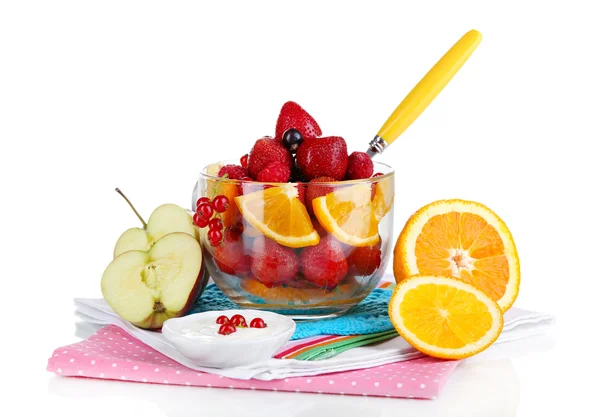 Ensalada de frutas útil en taza de vidrio aislada en blanco — Foto de Stock
