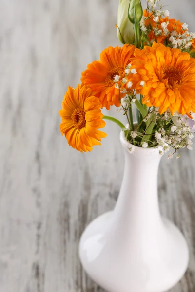 Ringelblumen in Vase auf Holzgrund — Stockfoto