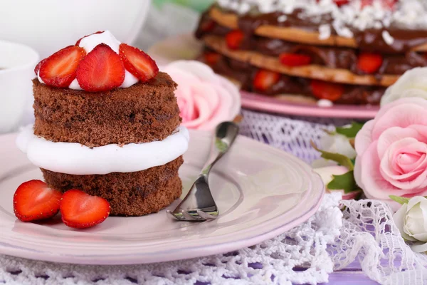 Schokoladenkuchen mit Erdbeere auf Holztisch in Großaufnahme — Stockfoto