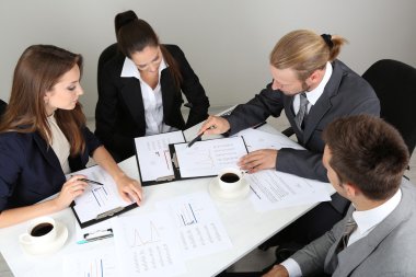 Grup birlikte toplantı olan iş