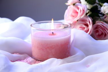 çiçek beyaz kumaş üzerine ile güzel mum yakın çekim
