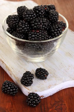 ahşap masa üzerinde bir kapta tatlı blackberry