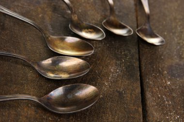 ahşap masa yakın çekim üzerinde Vintage metal kaşık