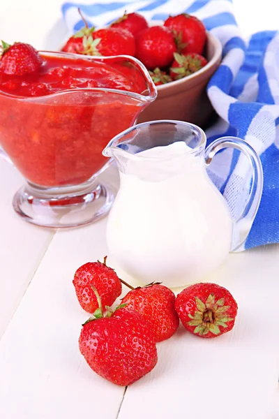 Hausgemachte Erdbeermarmelade, auf Serviette, auf farbigem Holzgrund — Stockfoto