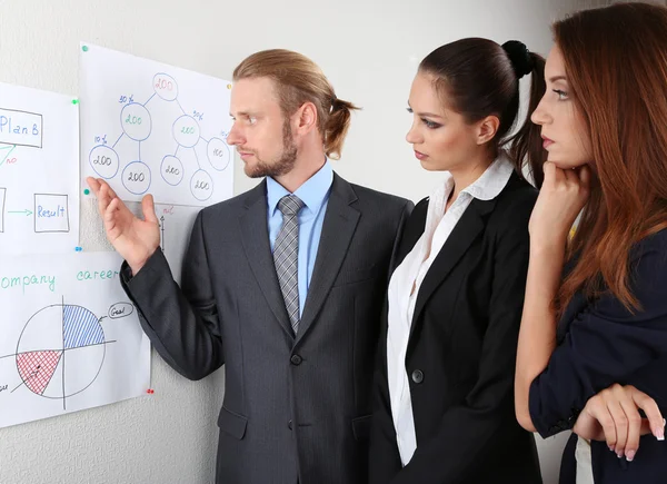 Equipo empresarial joven que trabaja en la oficina — Foto de Stock