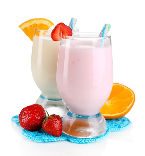 Výborné mléčné koktejly s pomerančem a jahody izolovaných na bílém — Stock fotografie